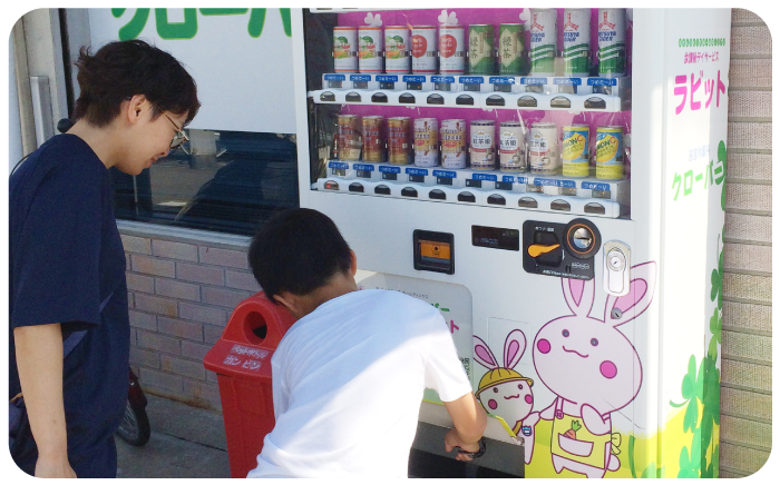 自動販売機の補充・点検中の写真